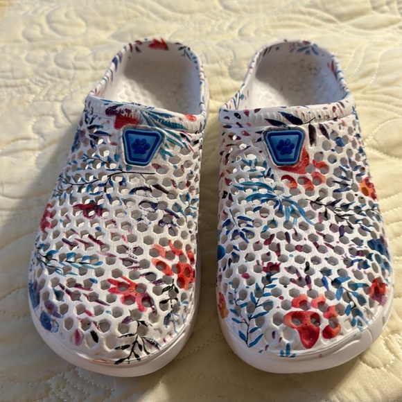 Animal Rescue Clogs - Picture 1 of 4